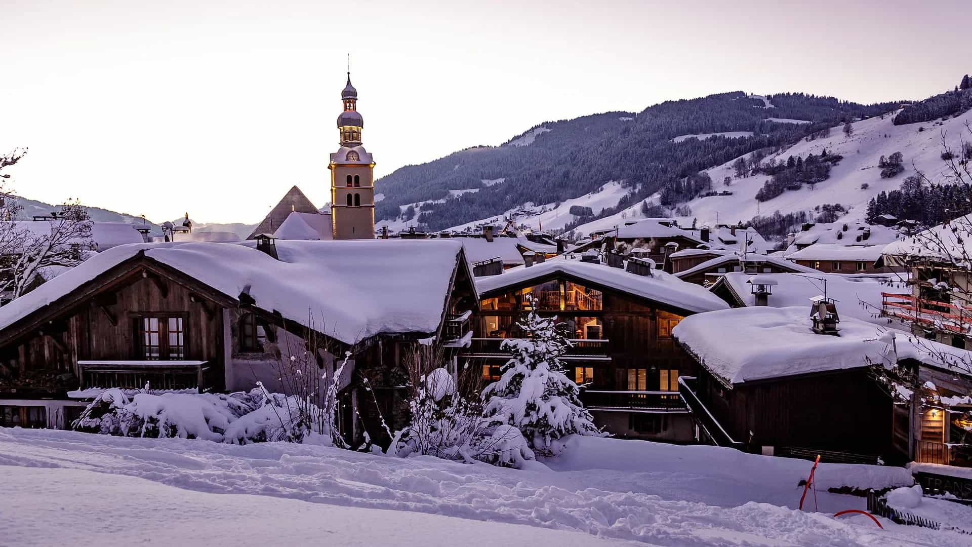 Vue sur Megève au coucher du soleil, avec les montagnes en arrière-plan – Agence immobilière Megève Homebooker