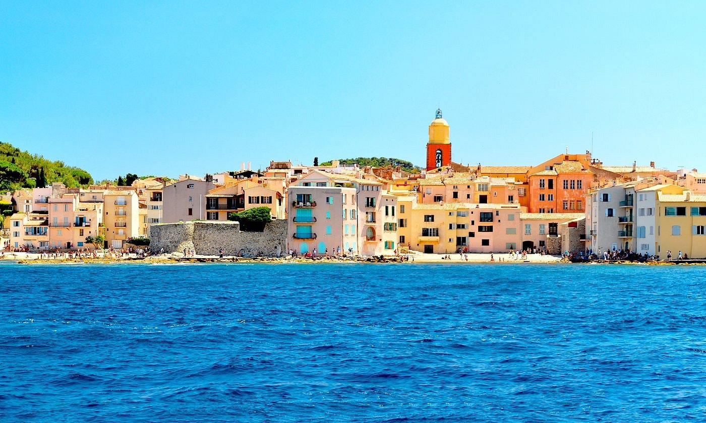 Le village de Saint-Tropez depuis la mer, louer une villa a st tropez
